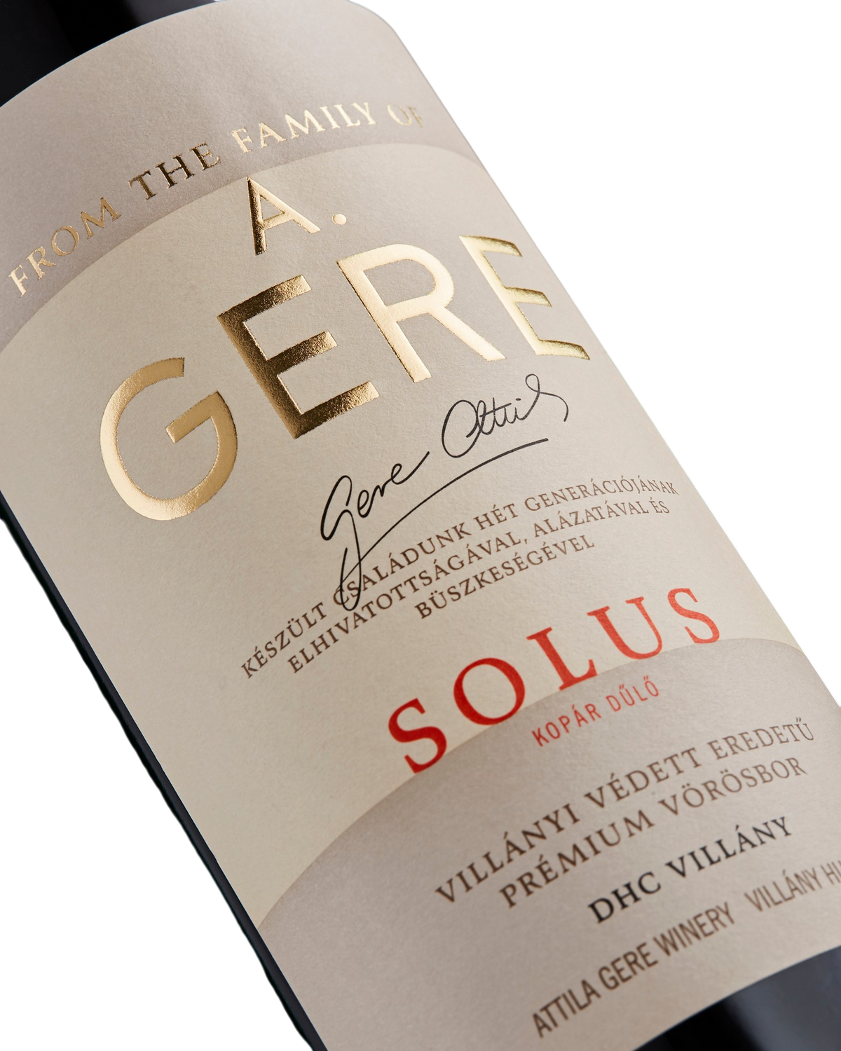 Nahaufnahme des Weinetiketts vom A. Gere SOLUS Merlot aus der Einzellage Kopár dűlő mit geprägter goldener Schrift vom Weingut Attila Gere aus Villány.