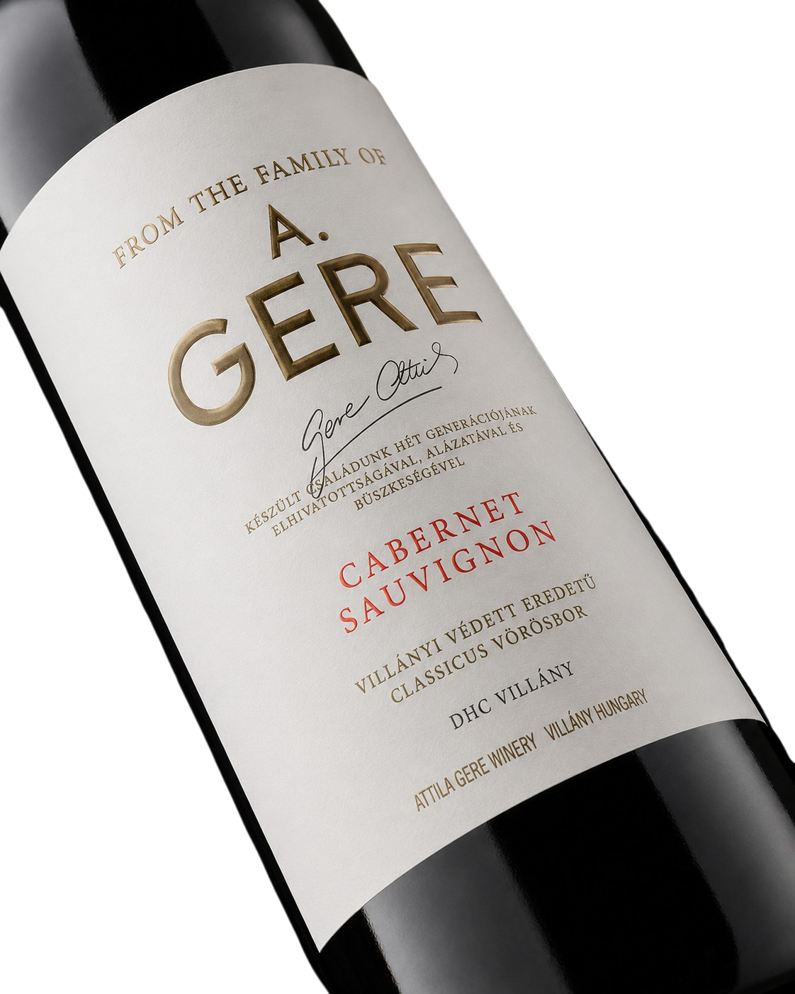 Nahaufnahme des eleganten Weinetiketts vom A. Gere Cabernet Sauvignon Rotwein aus Villány, Ungarn mit geprägtem Schriftzug und der Signatur von Winzer Attila Gere.