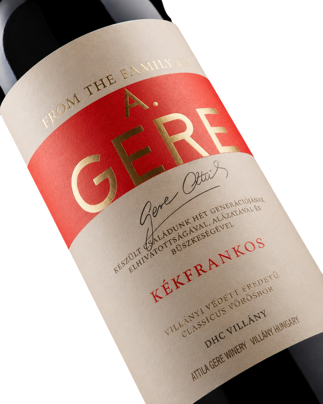 Nahaufnahme des eleganten roten Weinetiketts vom A. Gere Kékfrankos Rotwein aus Villány, Ungarn mit golden geprägtem Schriftzug und der Signatur von Winzer Attila Gere.
