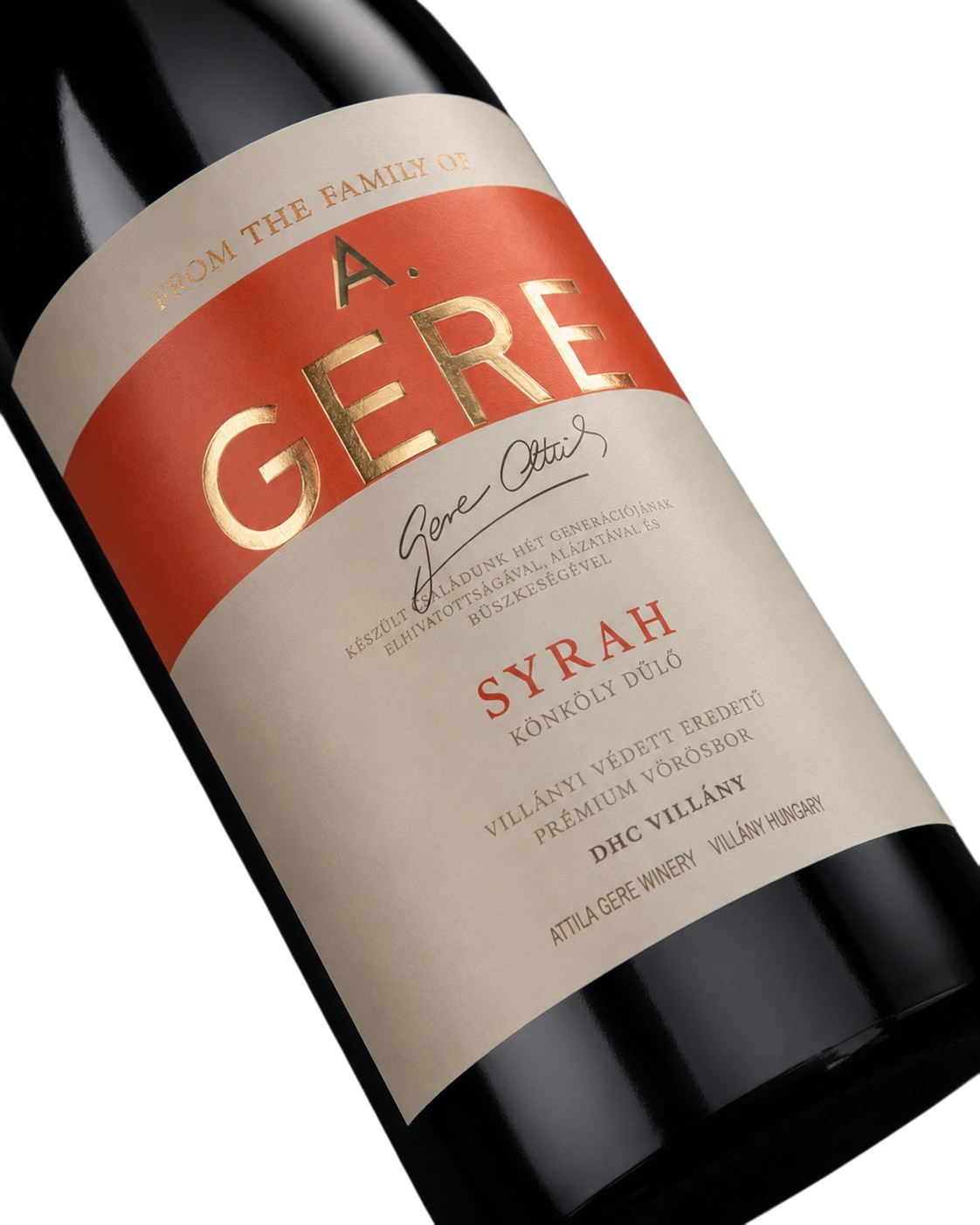 Nahaufnahme des eleganten orange-roten Weinetiketts vom A. Gere Syrah Konkoly Dűlő Premium Rotwein aus Villány, Ungarn mit golden geprägtem Schriftzug und der Signatur von Winzer Attila Gere.