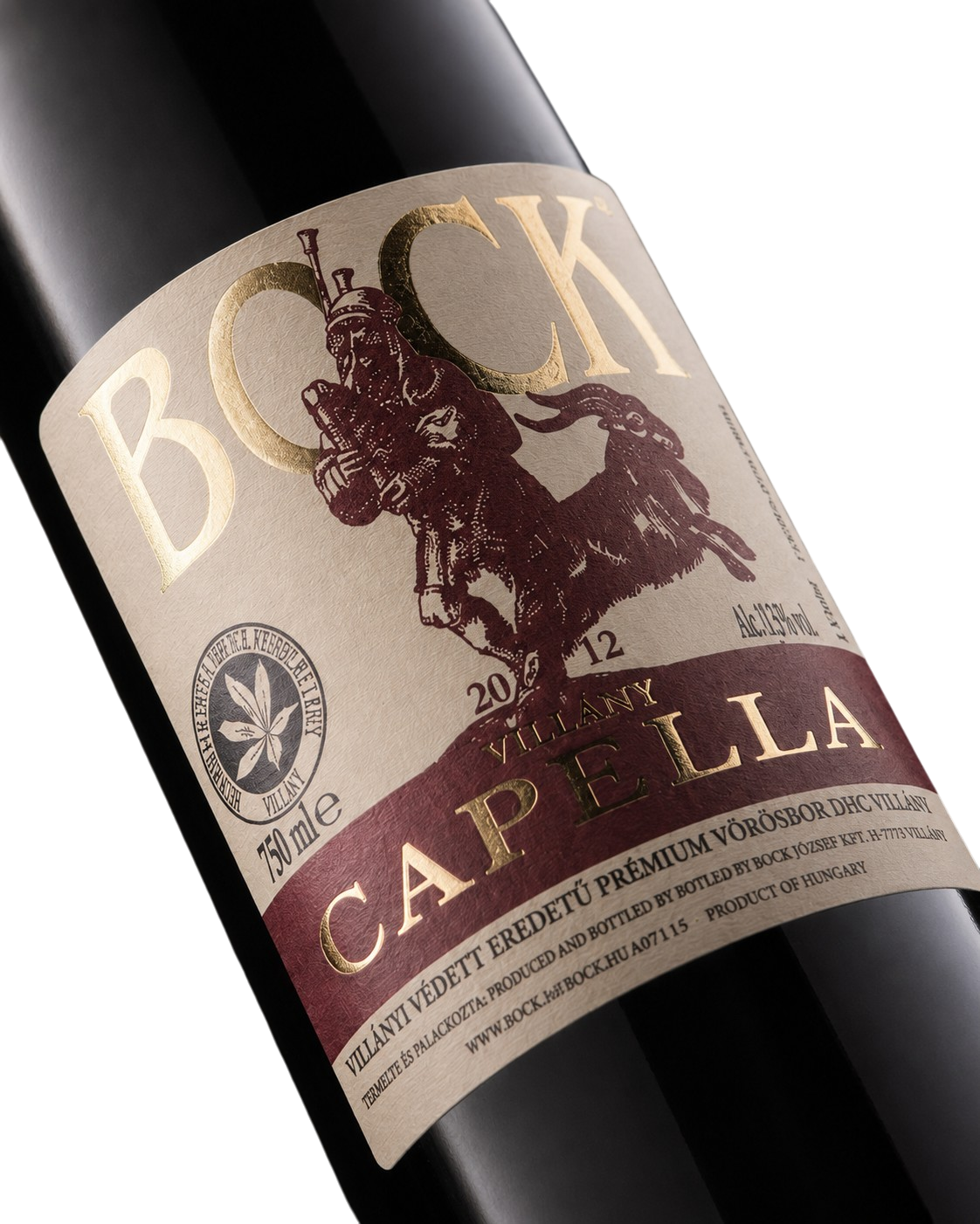 Nahaufnahme des eleganten Weinetiketts der Bock Capella 2012 mit goldener Schrift und historischem Motiv vom Weingut Bock aus Villány.