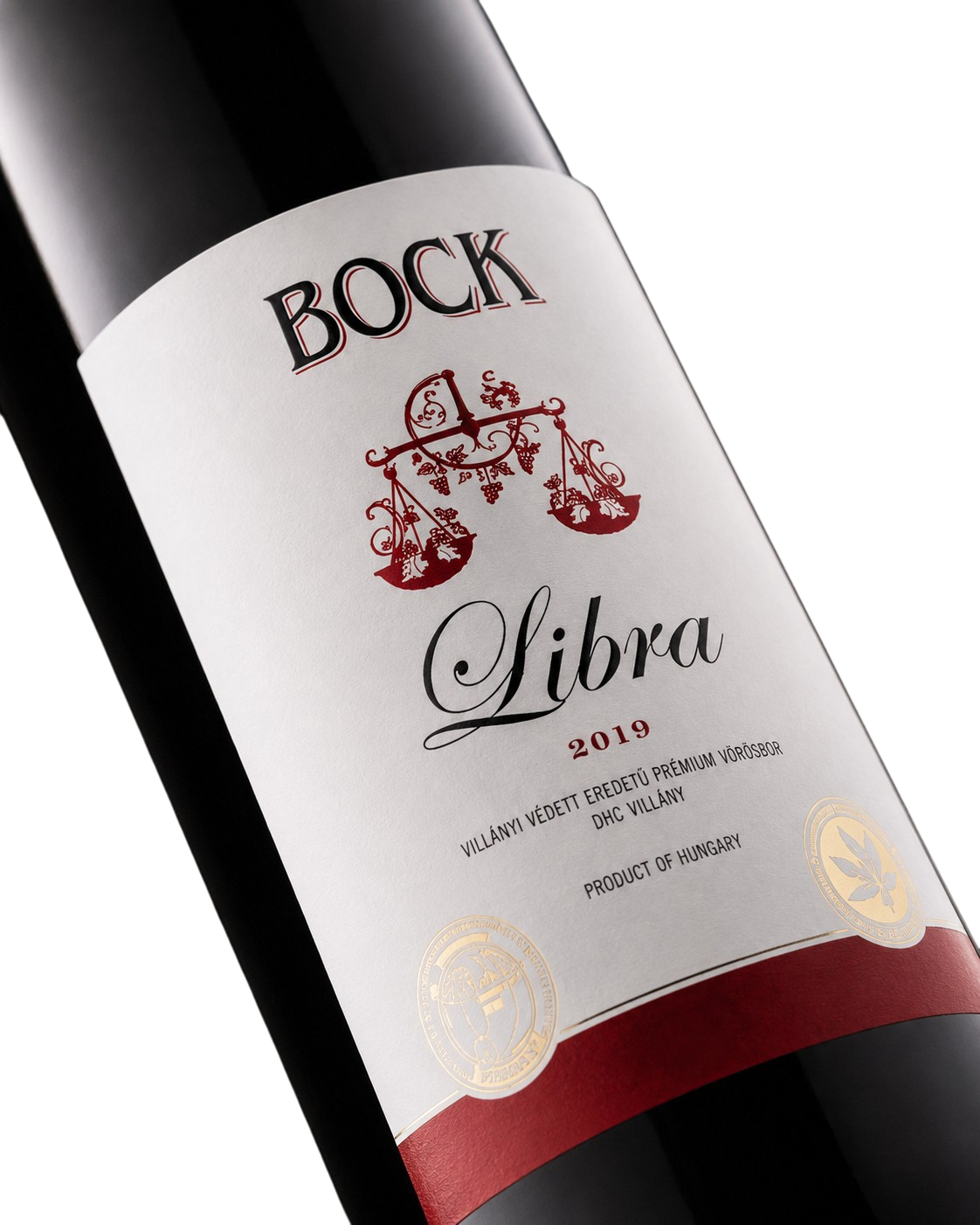Nahaufnahme des Weinetiketts der Bock Libra 2019 mit einer Waage als Motiv und ungarischen Qualitätssiegeln vom Weingut Bock aus Villány.
