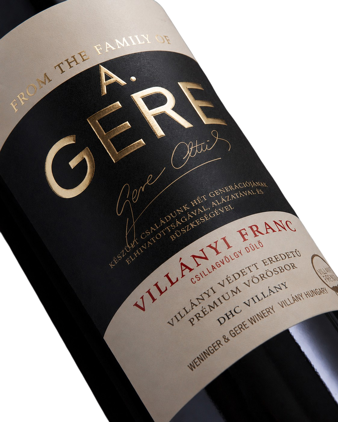 Nahaufnahme des Weinetiketts vom A. Gere Villányi Franc (Csillagvölgy) mit geprägtem goldenem Schriftzug vom Weingut Attila Gere aus Villány.